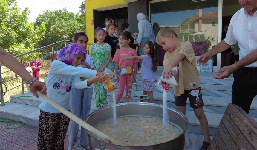 Sındırgı’da yaz okulu öğrencilerinden aşure hayrı