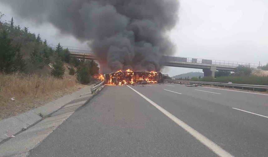 Tarsus’ta kaza yapan elyaf yüklü tır alev alev yandı