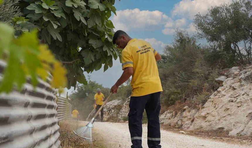 Tarsus’ta kırsal mahallelerde temizlik çalışmaları aralıksız sürdürülüyor