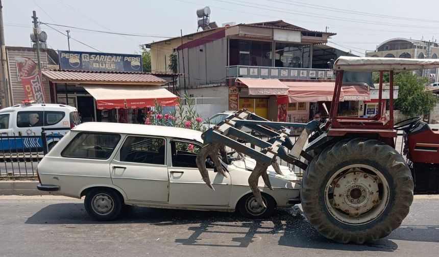 Tarsus’ta otomobil traktöre arkadan çarptı: 2 yaralı