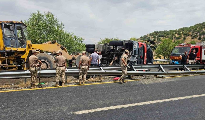 Yangına giden itfaiye aracı devrildi: 1’i ağır 3 yaralı