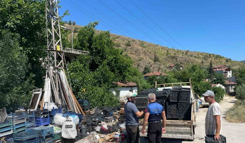 Zabıta çevreye hurda ve mobilya eşyası atan kişiyi suçüstü yakaladı, bir de üstüne seyyar kavun karpuz satıcısı çıktı