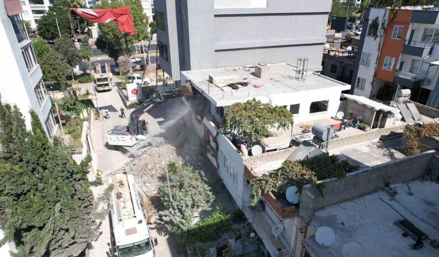 Akdeniz’de metruk yapılar yıkılıyor