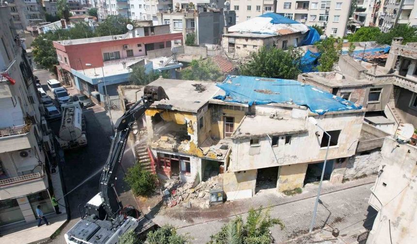 Akdeniz’de risk oluşturan metruk yapılar yıkılıyor