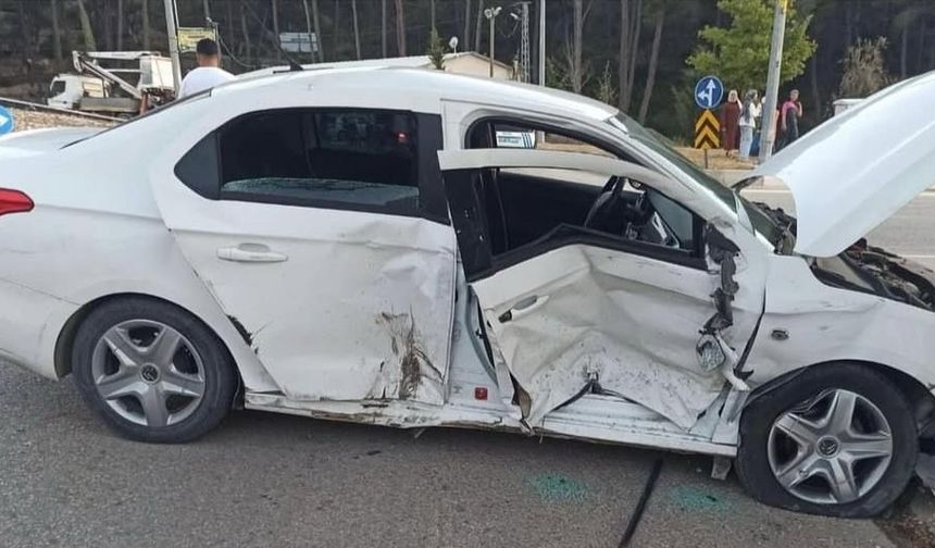 Ambulansla, otomobil çarpıştı: 5 yaralı