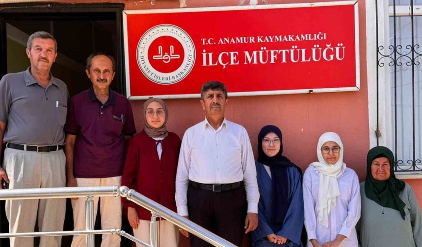 Anamurlu 3 öğrenci umre yolunda