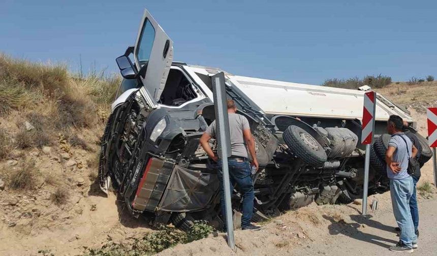 Ankara’da kontrolden çıkan kamyon devrildi: 1 yaralı