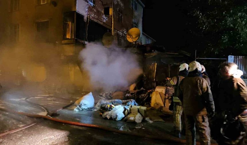 Avcılar’da çorap üretim atölyesi alevlere teslim oldu