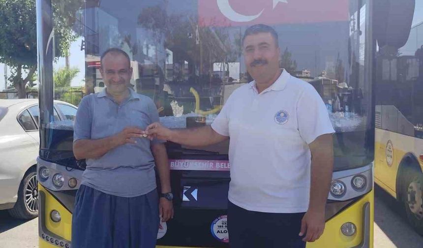 Belediye otobüsü şoförü bulduğu altını sahibine teslim etti