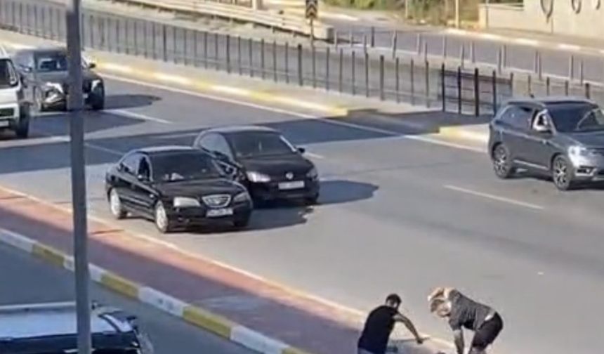 Cadde ortasında çekiç ve sopalı kavga kamerada