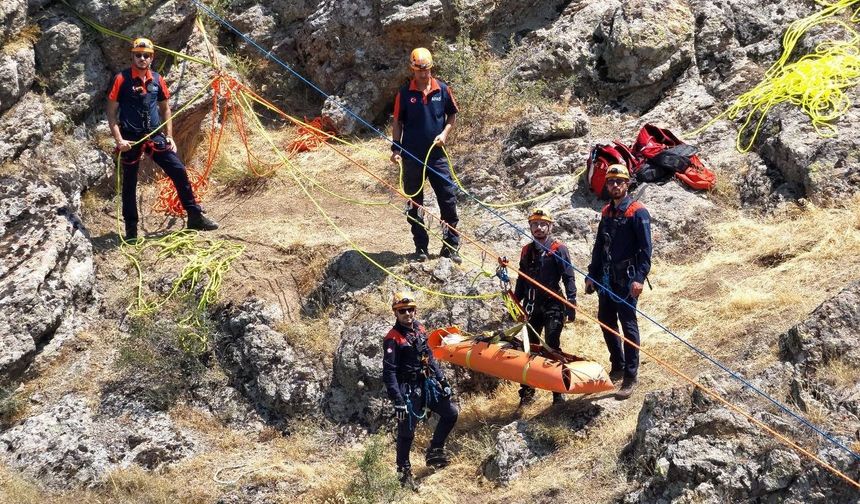 Dağda mahsur kalan yaralı vatandaşı kurtarmak için ekipler seferber oldu
