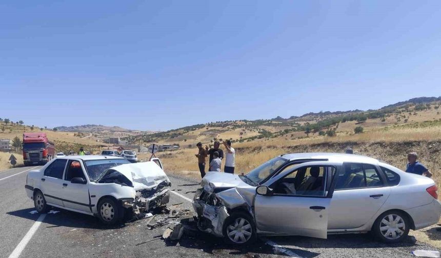 Diyarbakır’da otomobiller kafa kafaya çarpıştı: 2 yaralı