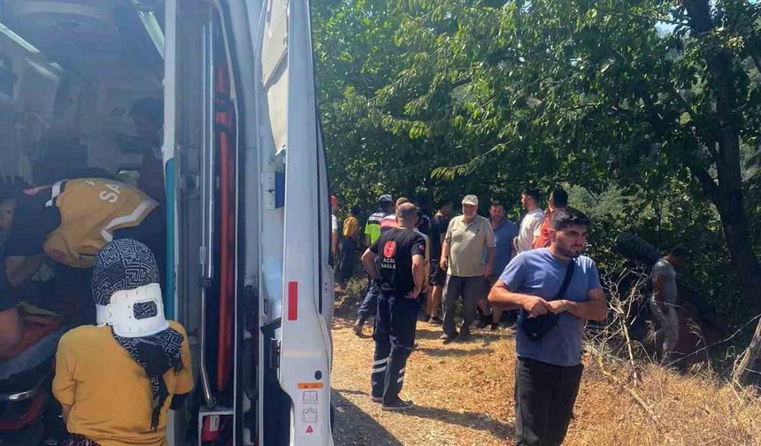 Fındık işçilerini taşıyan traktör devrildi: 4 yaralı