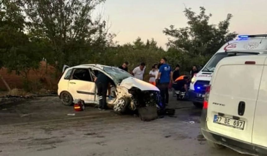 Gaziantep’te 2 otomobil kafa kafaya çarpıştı: 1 ölü, 3 yaralı