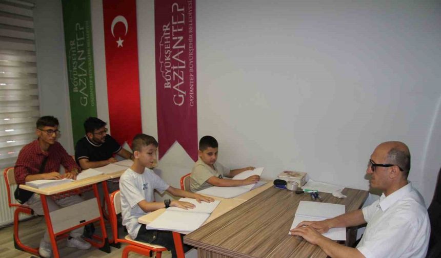 Görme engelliler, Kur’an-ı Kerim’i parmaklarının ucuyla öğreniyor