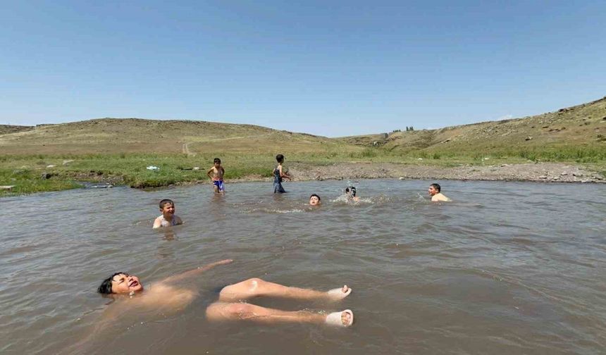 Kars’ta termometreler 34 dereceyi gördü: Çocuklar dere sularında serinledi