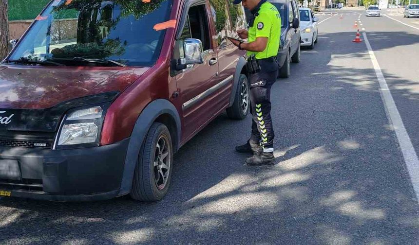 Kars’ta trafik kontrolleri sürüyor