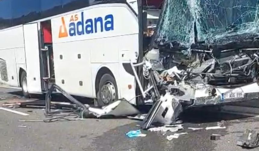 Mersin’de biri otobüs üç aracın karıştığı kaza ucuz atlatıldı