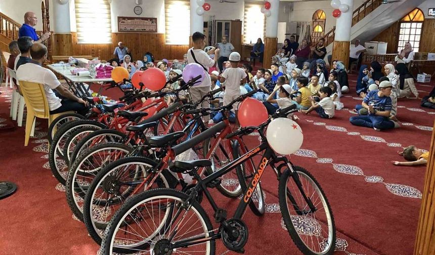 Mersinli imam,çeyrek asırdır çocukları ödüllendiriyor