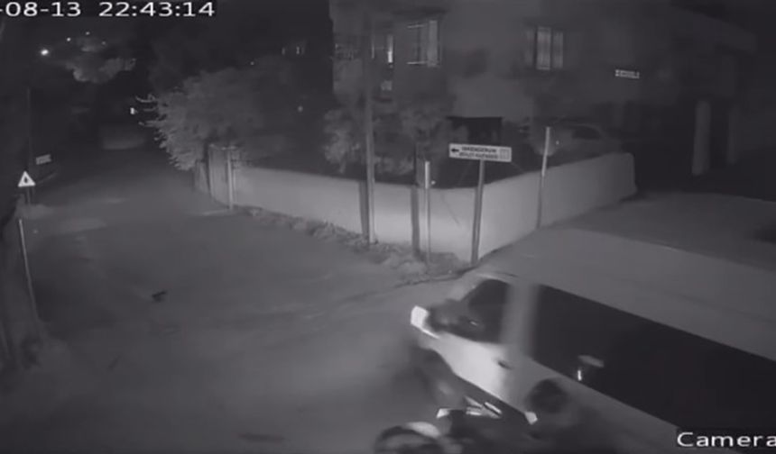Motosikletin, minibüse ok gibi saplandığı kaza kamerada