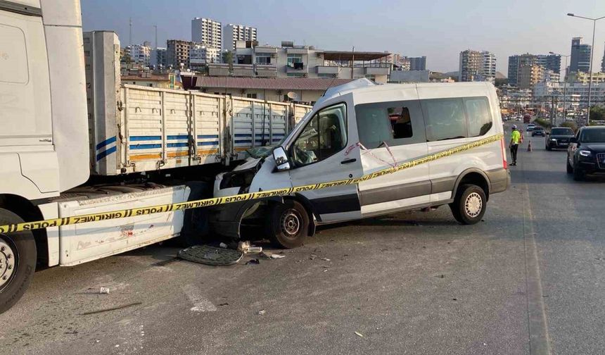 Öğrencileri Mersin’e tatile getiren minibüs kaza yaptı: 2 ölü, 10 yaralı