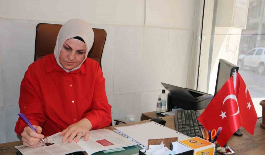 Orta okulda iken önlüğü çıkartılıp gelinlik giydirilen muhtar, 53 yaşında üniversiteli oldu