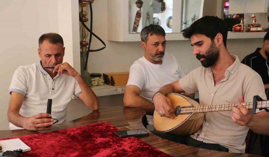 Sıcaklardan bunalan vatandaşlar klimalı ortamlarda sazlı türkülü zaman geçiriyor