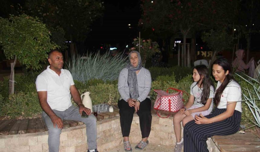 Sıcaktan bunalan vatandaşlar soluğu parklarda aldı