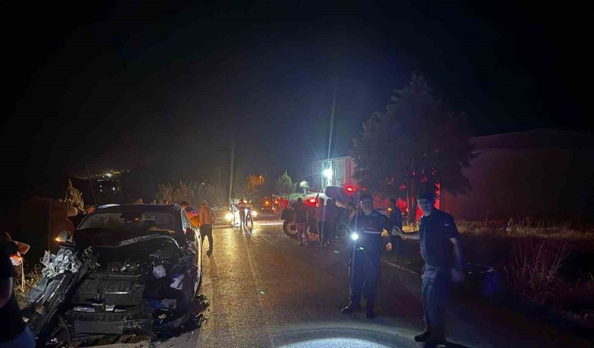 Tali yoldan çıkan traktörle çarpışan araç hurdaya döndü: 6 yaralı