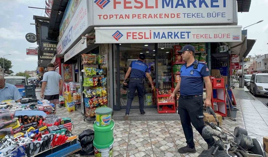 Tarsus’ta kaldırımları işgal eden tezgahlar kaldırıldı