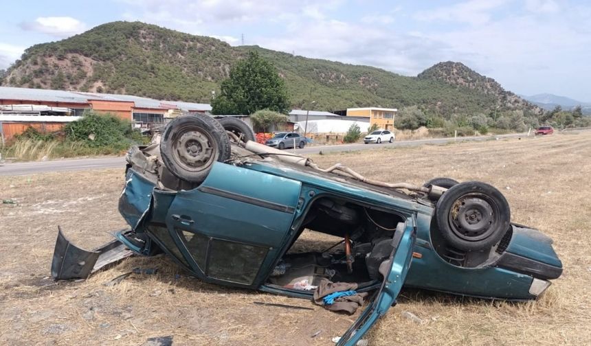 Ters dönen otomobilden sağ kurtuldu