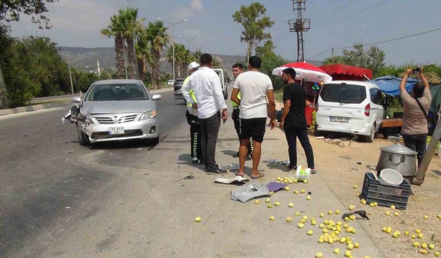 Yol kenarında duran otomobile çarpan aracın sürücüsü kaçtı