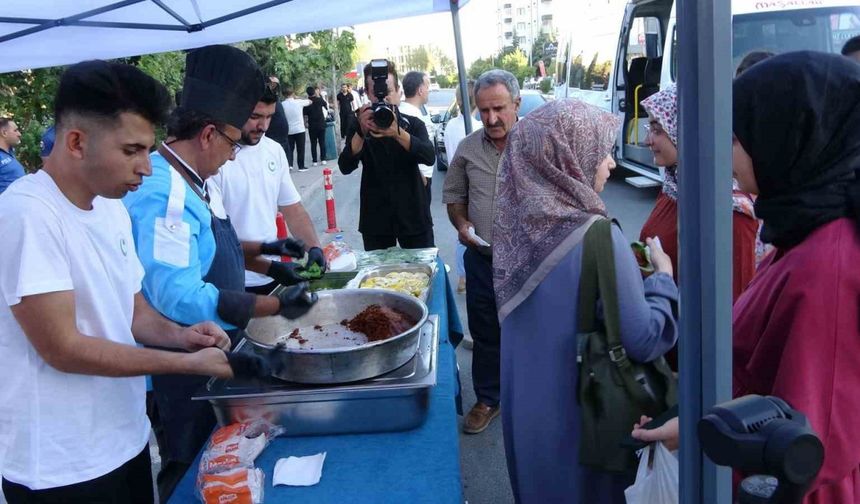 Adıyaman’da öğrencilere çiğ köfteli karşılama
