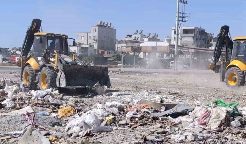 Akdeniz Belediyesi 4 mahalleden 20 kamyon atık topladı