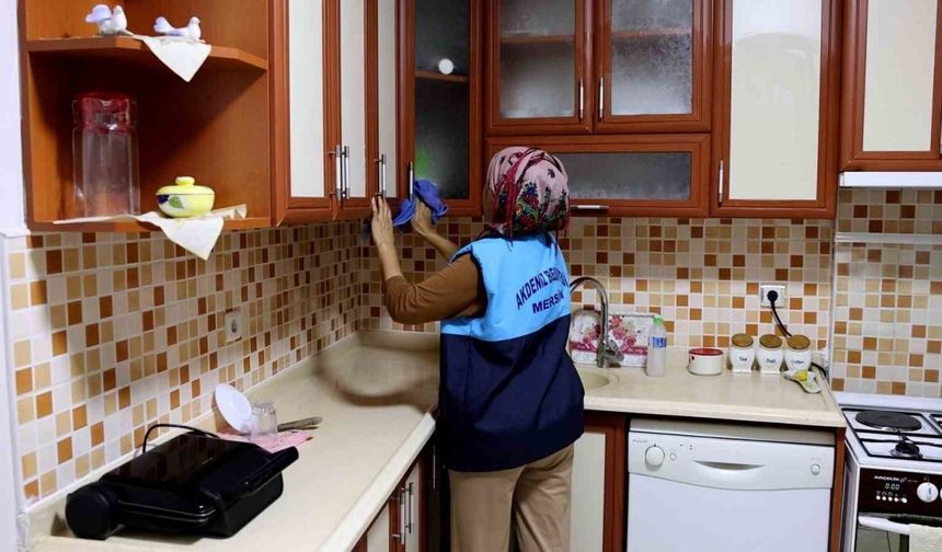 Akdeniz Belediyesinin evde temizlik hizmeti sürüyor