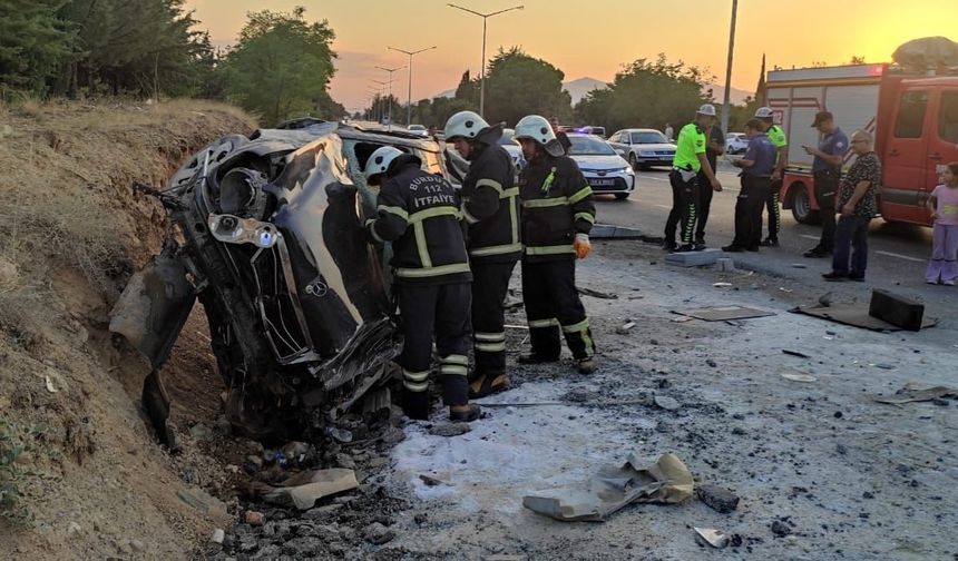 Burdur’da otomobil, otobüs durağına çarptı: 2 yaralı