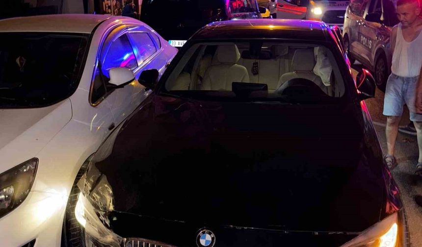 Emniyetin karşı sokağında 6 araca çarparak zarar verip yaya kaçtı