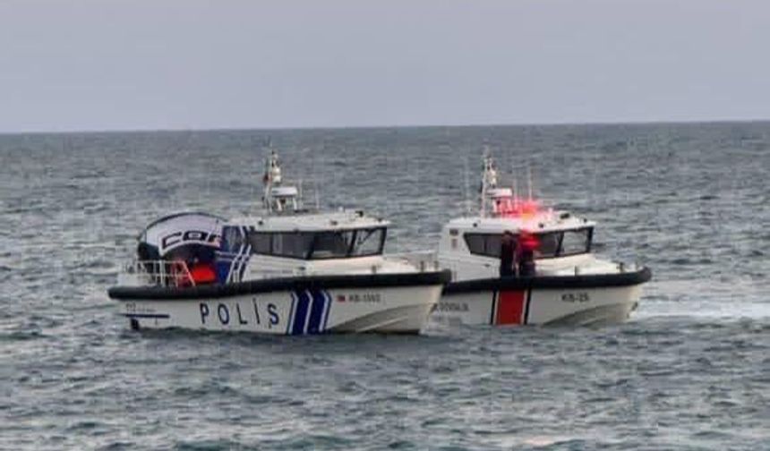 Mersin’de iki ayrı paraşüt kazası: Biri direğe takıldı, diğeri denize düştü