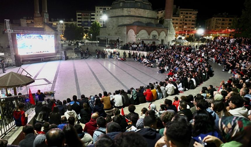 Milli maç heyecanı Tarihi Kent Meydanında yaşandı
