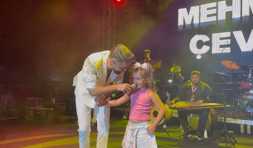 Milyonluk ücreti elinin tersiyle itti: Mehmet Çevik Gemlik’te memleketi için ücretsiz sahne aldı