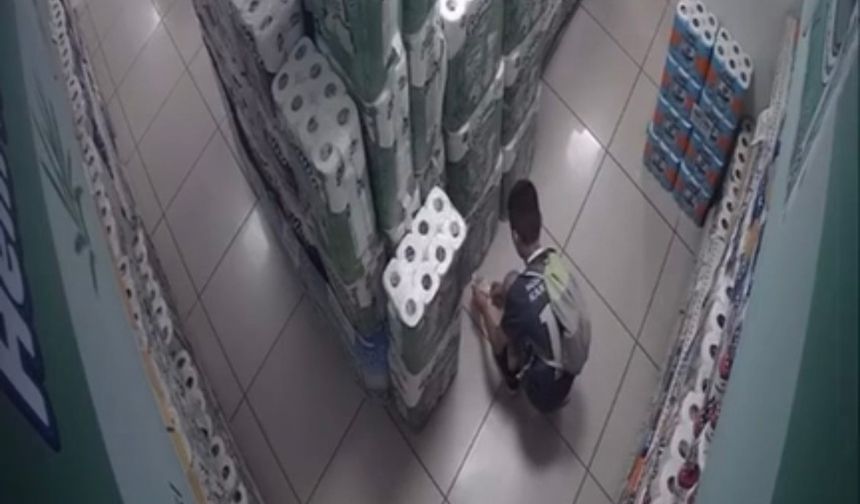Müşteri gibi girdiği marketi kundaklayan çocuk kamerada