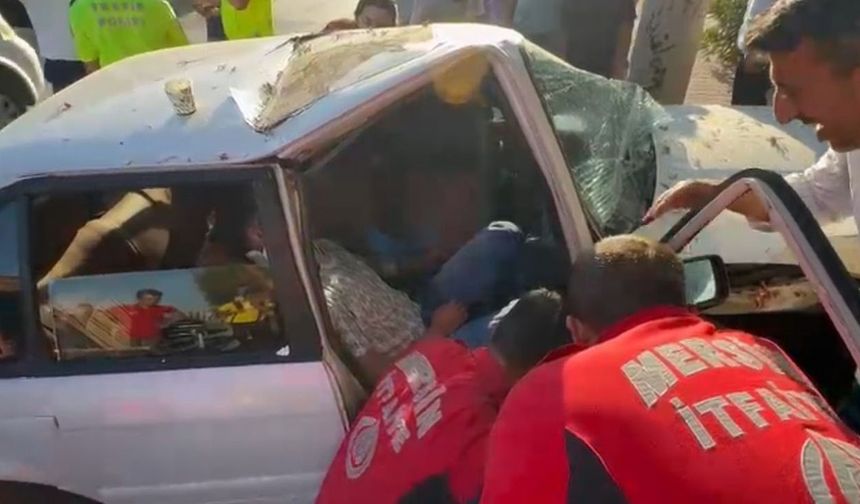 Otomobilde sıkışan yaralıyı itfaiye erleri kapıyı keserek kurtardı