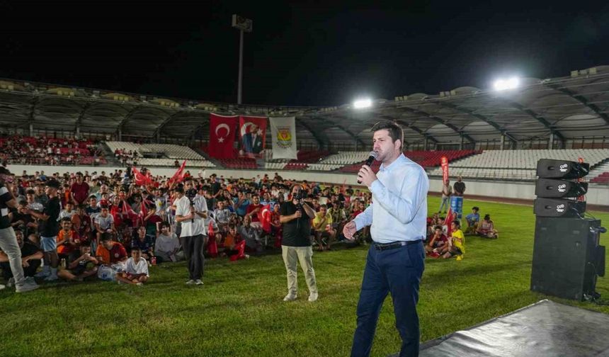Tarsus’ta A Milli Takım maçı coşkuyla izledi