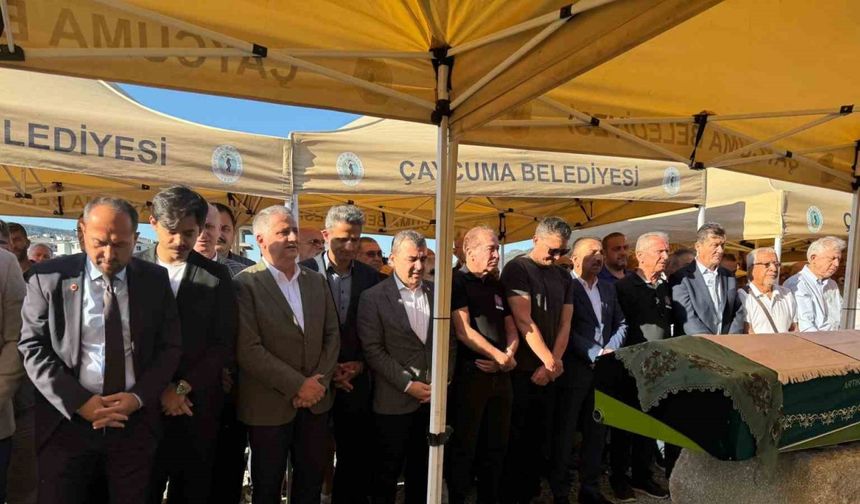 Tedavi gördüğü hastanede vefat eden belediye başkanının eşi toprağa verildi