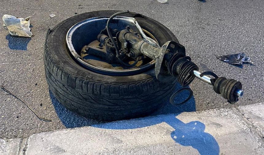 Tekeri bile koptu: Kamyona çarpan otomobil hurdaya döndü, 2 yaralı
