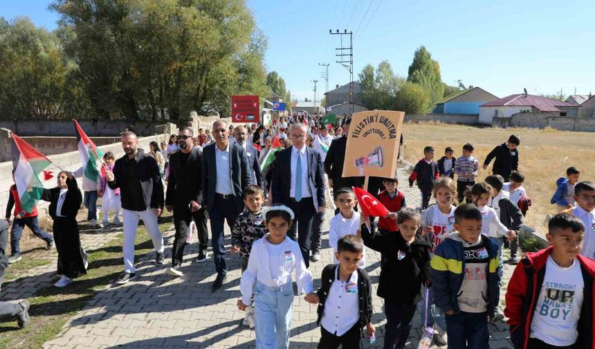 Ağrılı öğrenciler, Gazze’deki ihtiyaç sahipleri için hayır panayırı düzenledi