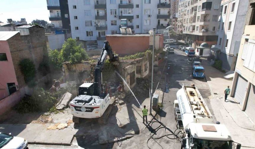 Akdeniz’de metruk yapılarla mücadele sürüyor