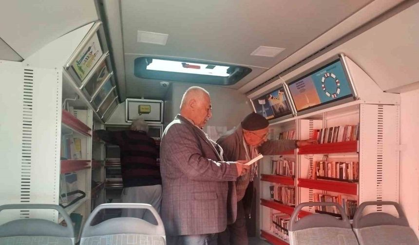 Bayburt’ta ‘Gezici Kütüphane’ huzurevi sakinleriyle buluşturuldu