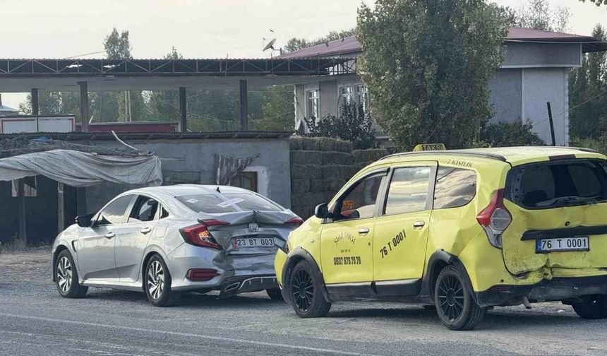 Iğdır’da 3 araç birbirine girdi