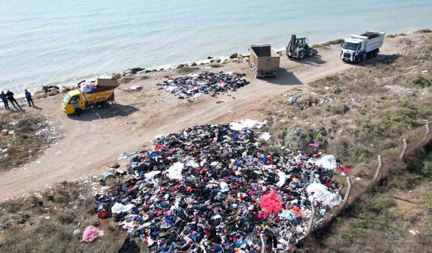 Mersin sahilinde tepki çeken görüntü: Tonlarca tekstil atığı sahile döküldü